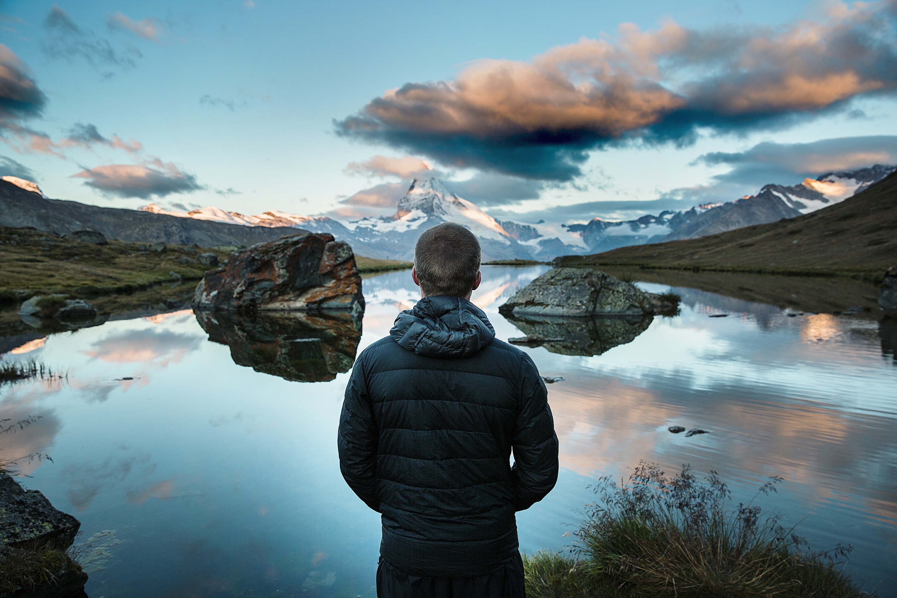 Man standing in front of a lake
